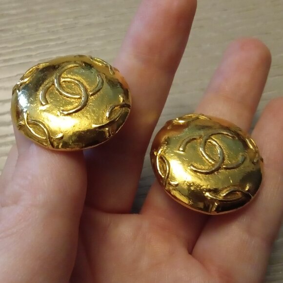 Chanel Vintage Clip on Earrings - Picture 5 of 17
